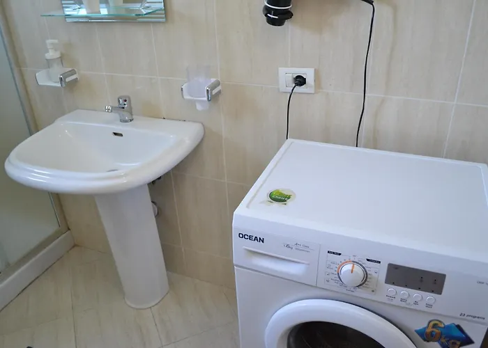 Seaview Gateway 2 Bedrooms & Private Garage Apartment *